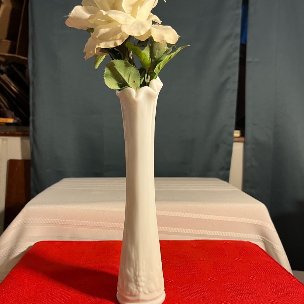 Elegant White Porcelain Bud Vase - Classic Home Accent
